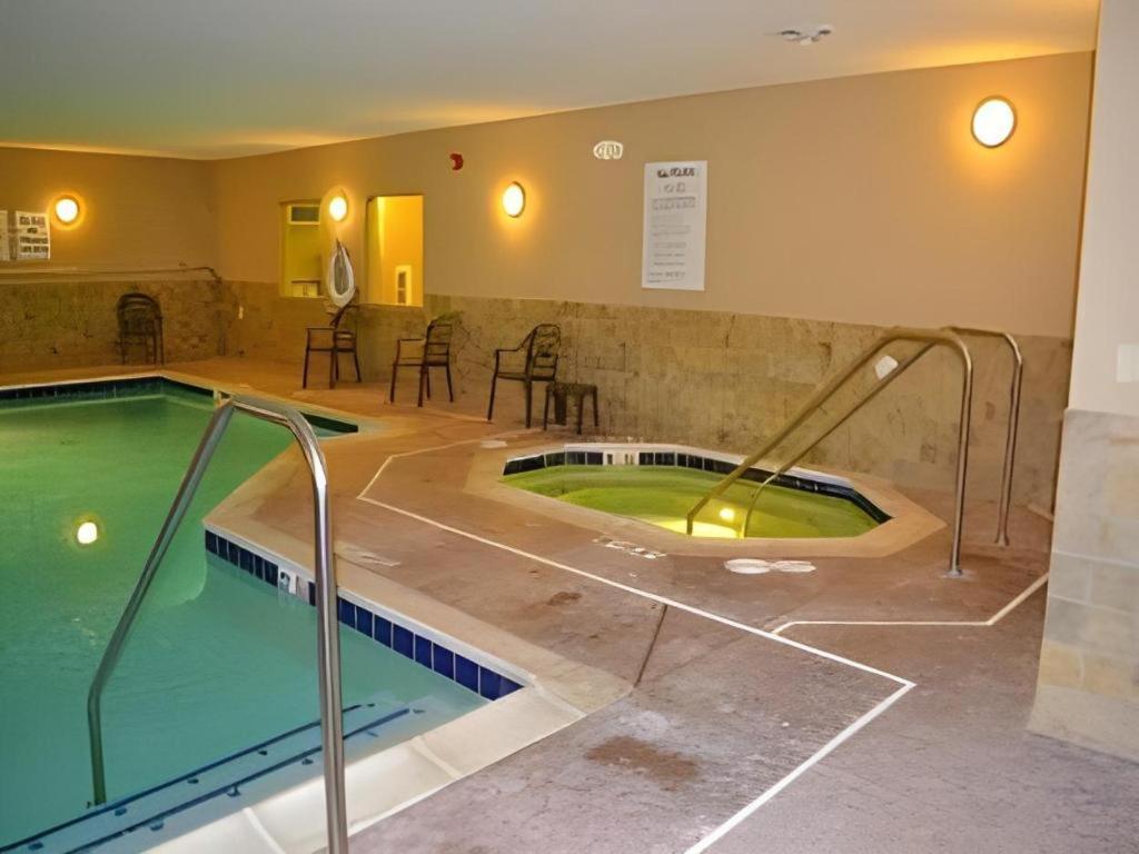 Holiday Inn Express & Suites Northwood By Ihg Silver Lake Extérieur photo