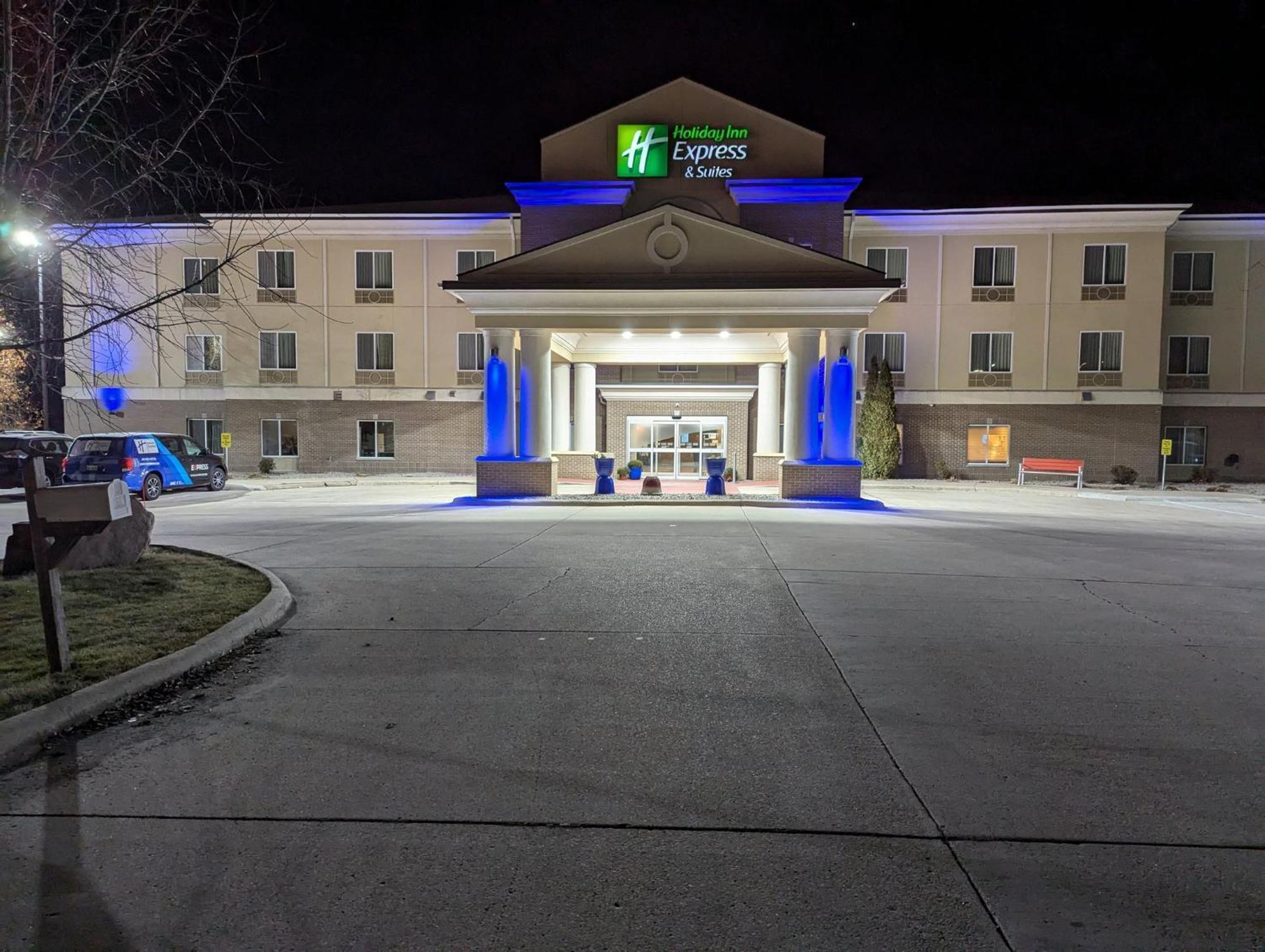 Holiday Inn Express & Suites Northwood By Ihg Silver Lake Extérieur photo
