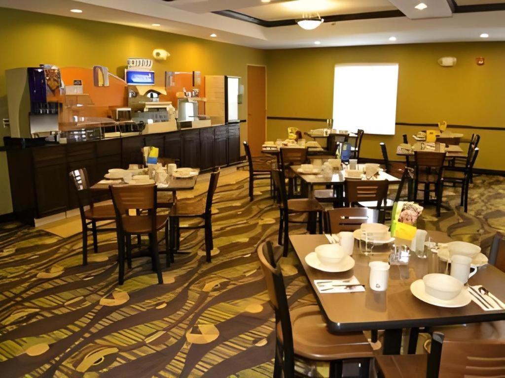 Holiday Inn Express & Suites Northwood By Ihg Silver Lake Extérieur photo